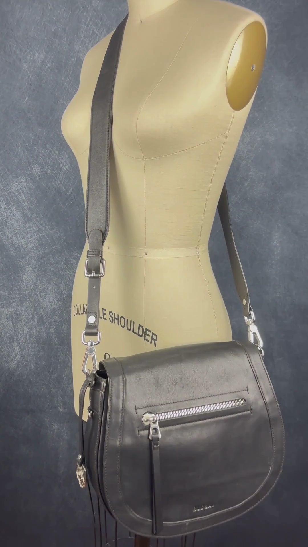 Sac à main en cuir noir Rudsak de taille moyenne avec coins de la base arrondis. Vue de la vidéo qui présente tous les détails du sac.