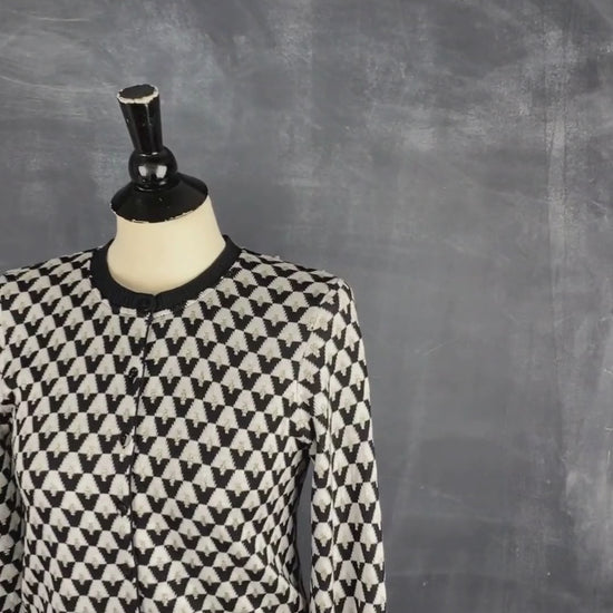 Cardigan tricot motif geo Icône, taille small. Vue de la vidéo qui présente tous les détails de la veste.