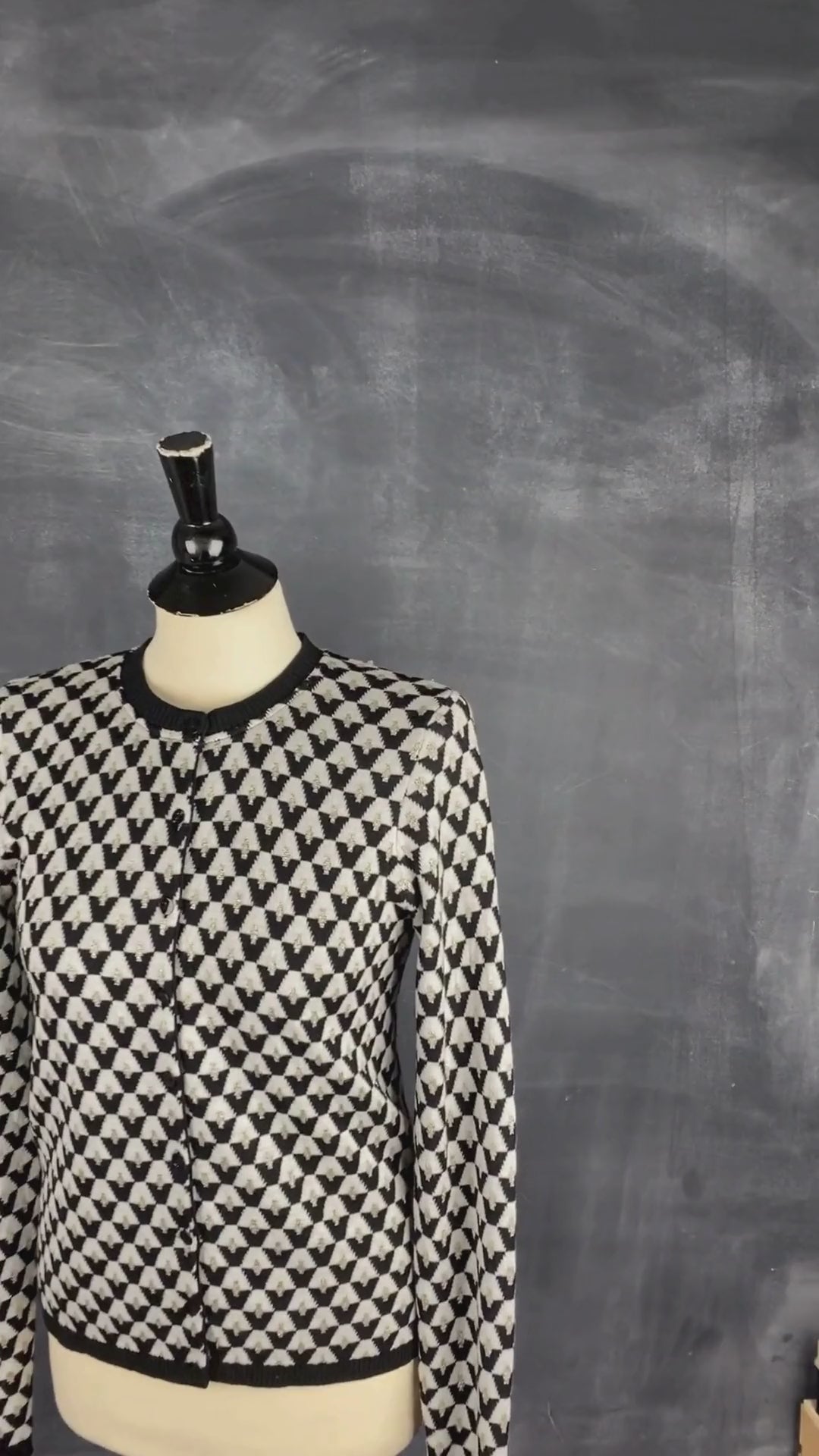 Cardigan tricot motif geo Icône, taille small. Vue de la vidéo qui présente tous les détails de la veste.
