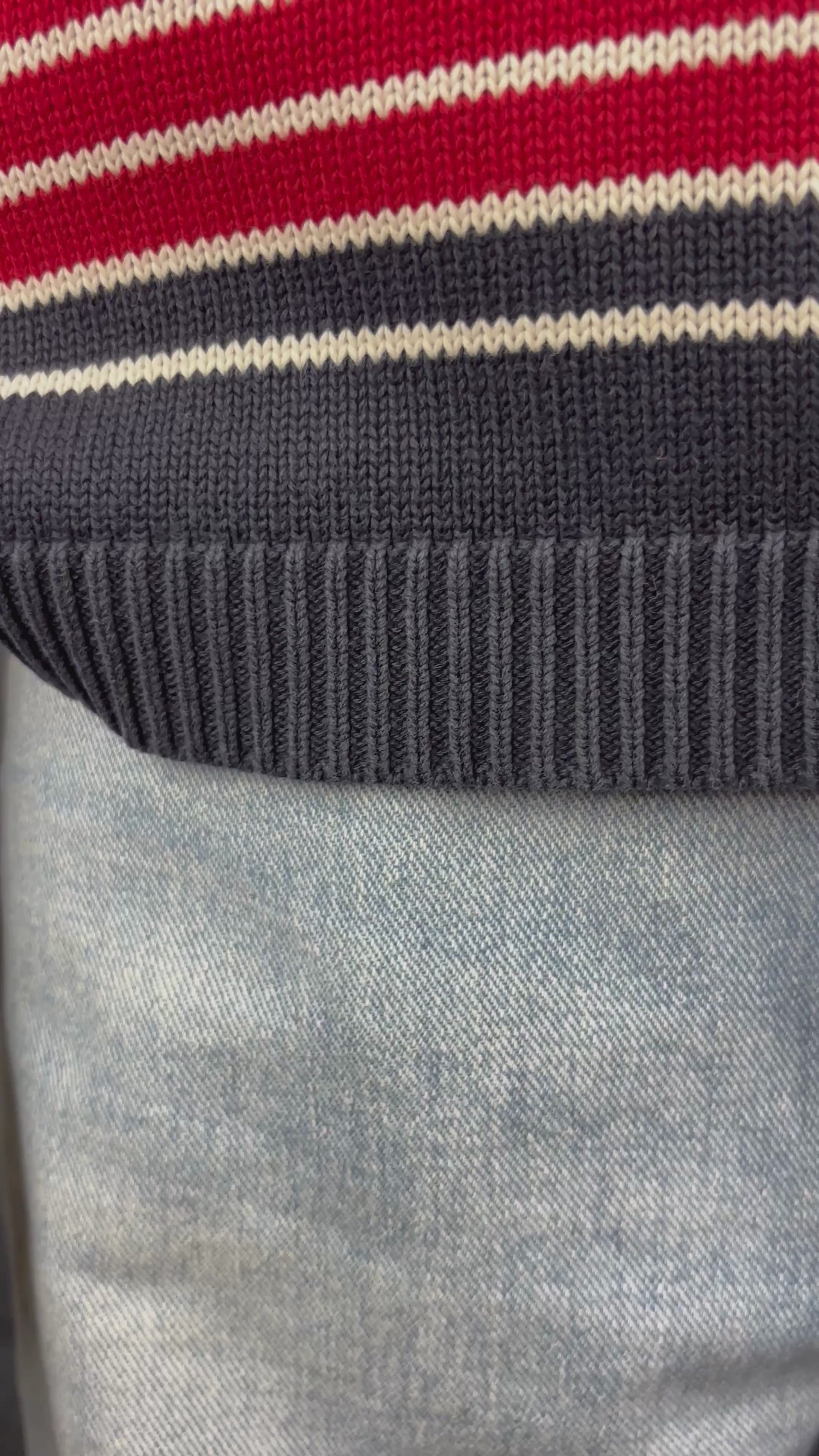 Jeans pâle à braguette boutonnée coupe droite légèrement ballon, Yoga Jeans, taille 28. Vue de la vidéo qui présente tous les détails du jeans.