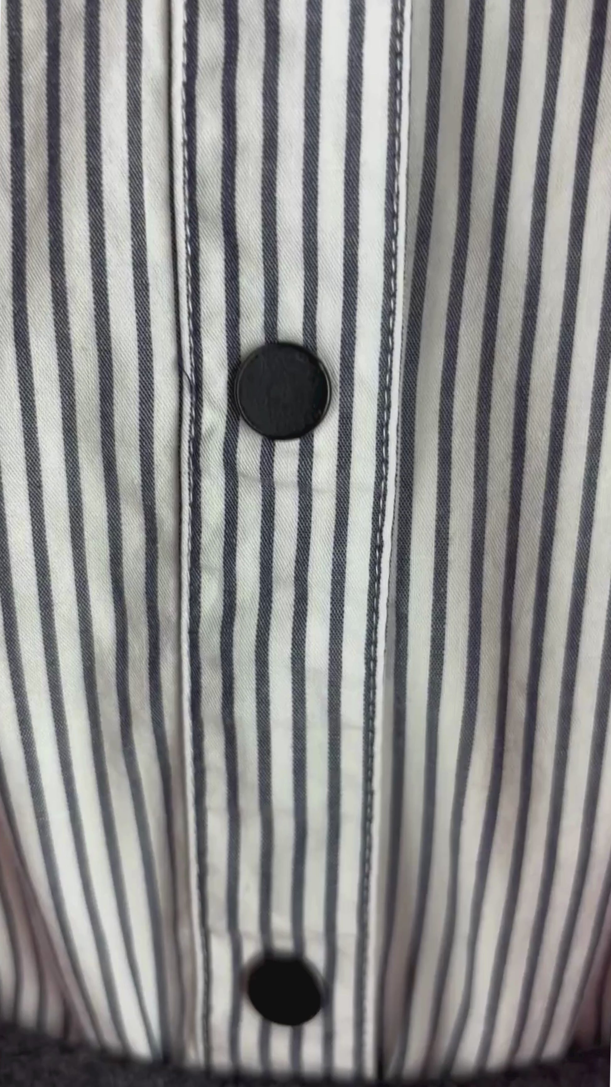 Blouse à rayures et ourlet asymétrique Scotch & Soda, taille xs. Vue de la vidéo qui présente tous les détails de la blouse.