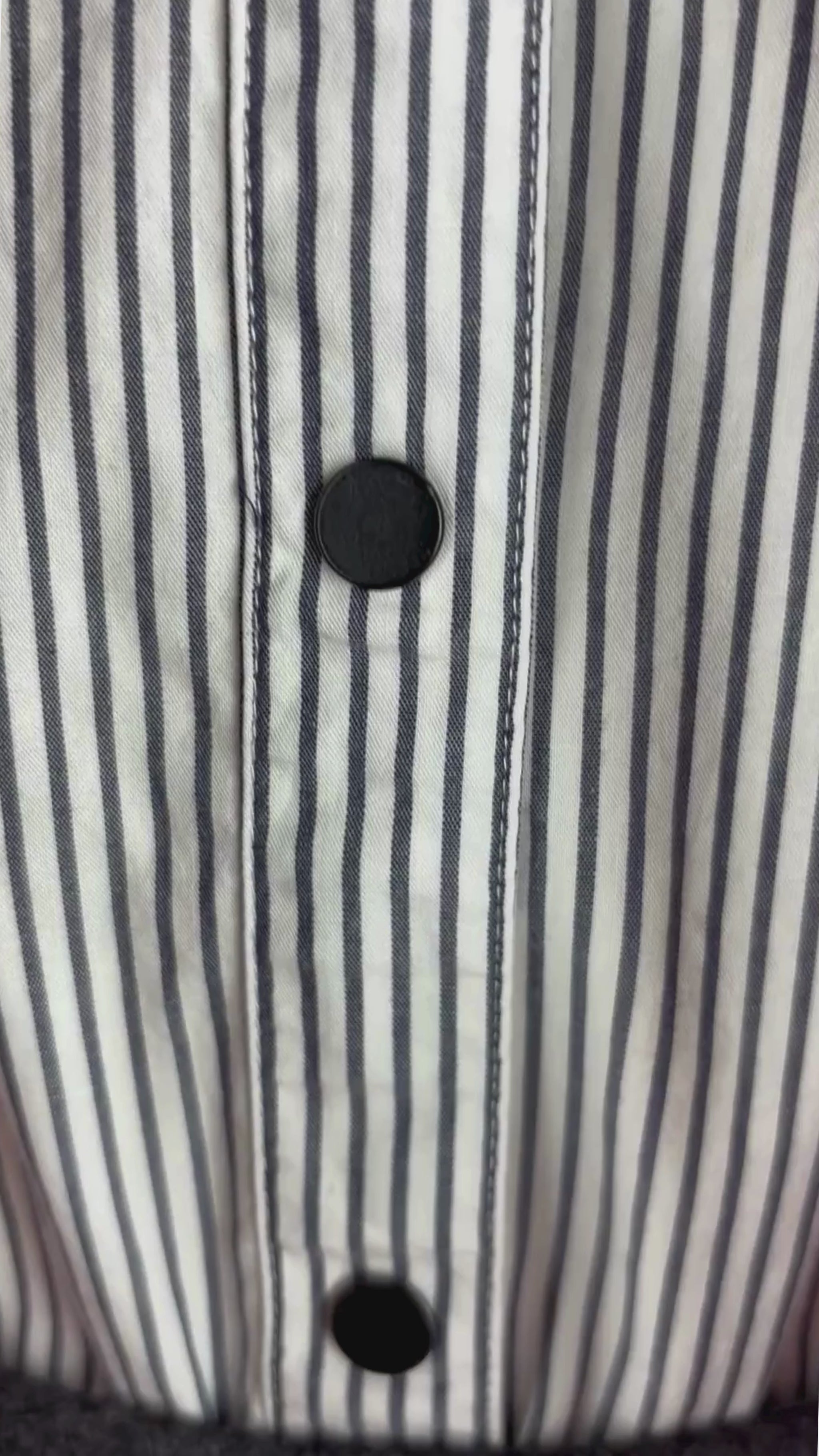 Blouse à rayures et ourlet asymétrique Scotch & Soda, taille xs. Vue de la vidéo qui présente tous les détails de la blouse.
