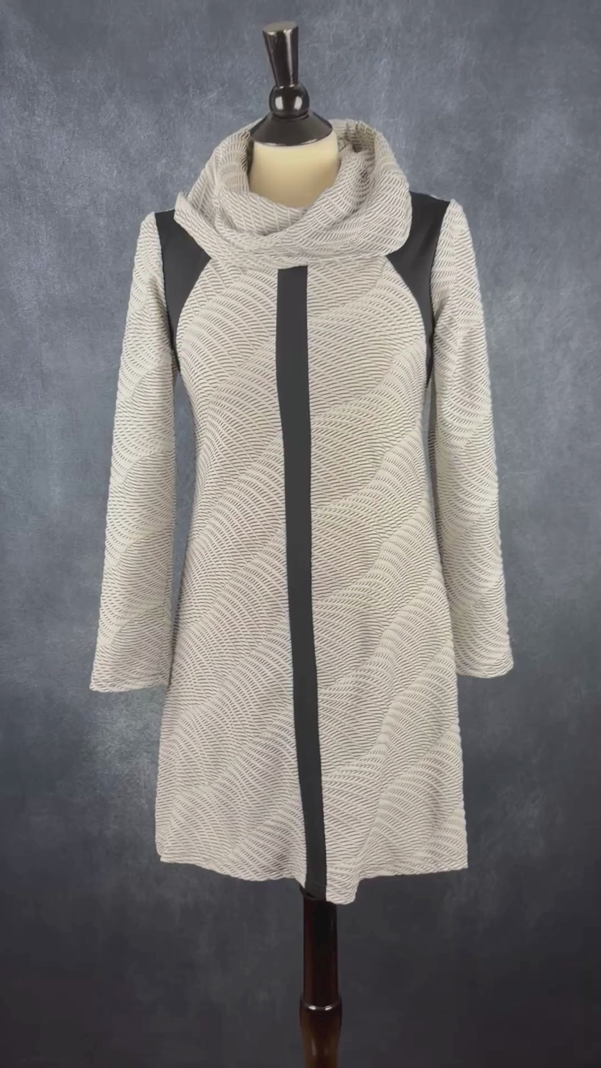 Robe à motifs abstraits et col baveux Dinh Ba taille large (plus medium). Vue de la vidéo qui présente tous les détails de la robe.