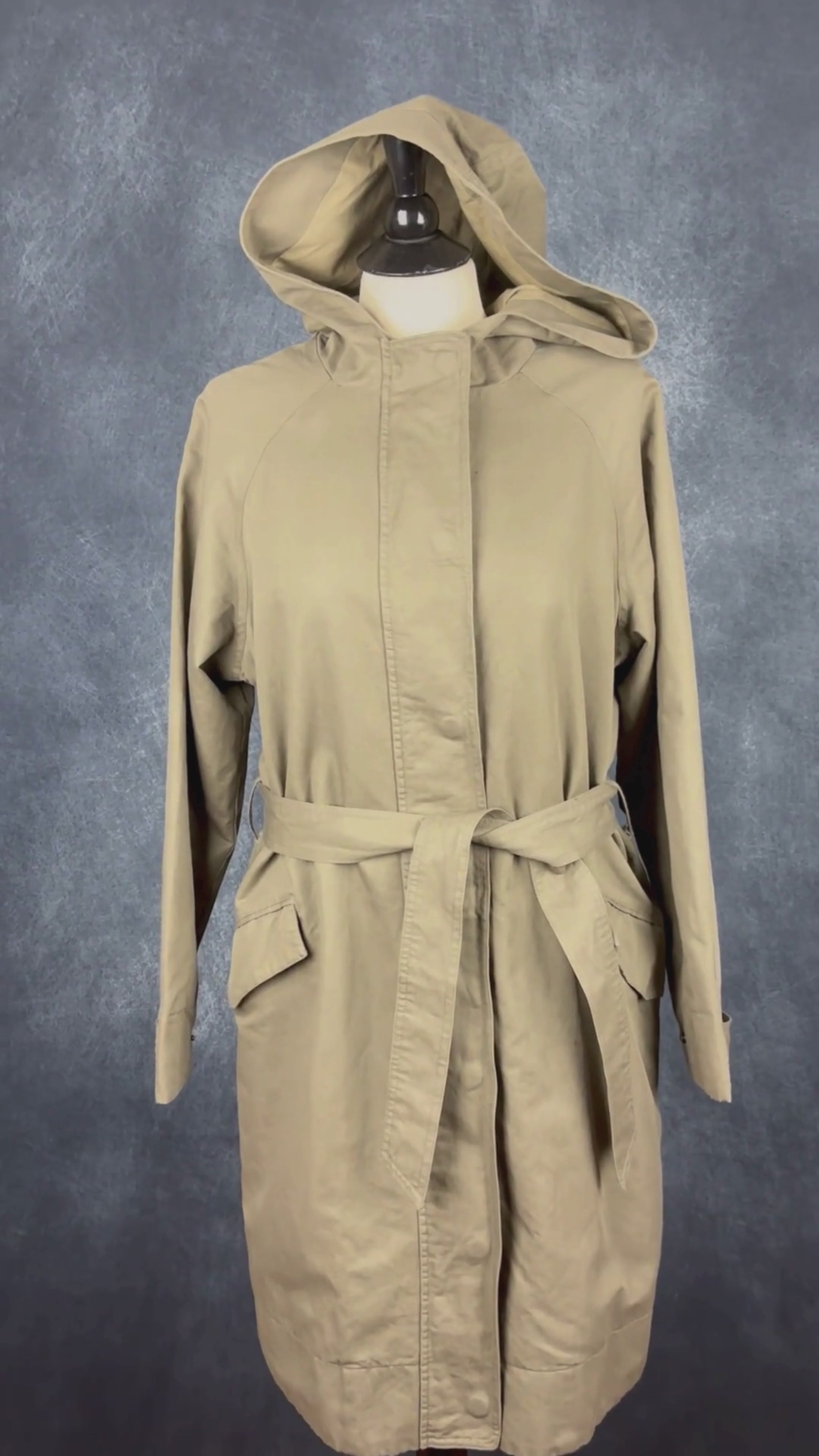 Manteau mi-long style trench en coton et lin kaki Frank + Oak, taille medium. Vue de la vidéo qui présente tous les détails du manteau.