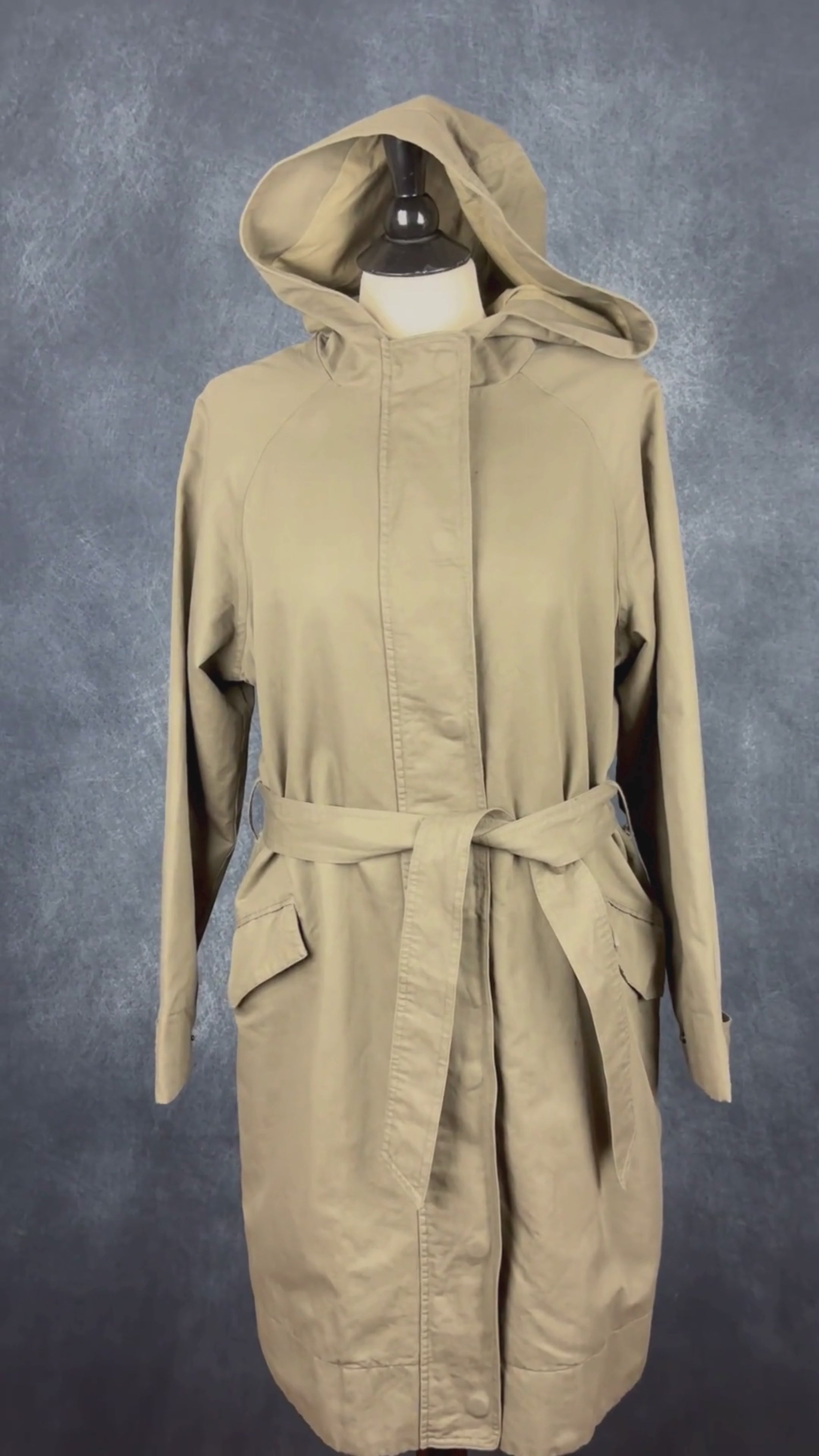 Manteau mi-long style trench en coton et lin kaki Frank + Oak, taille medium. Vue de la vidéo qui présente tous les détails du manteau.