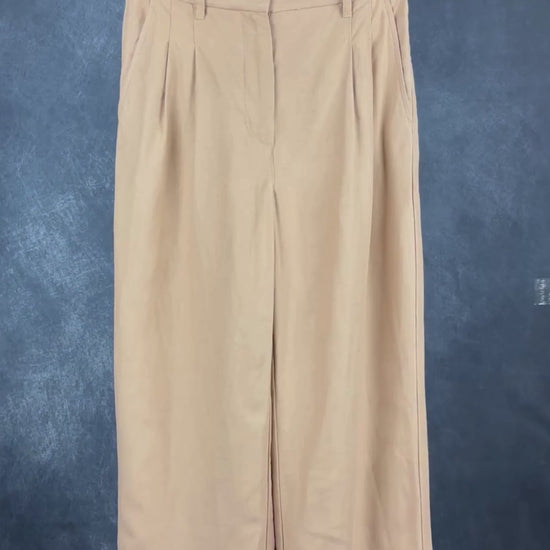 Pantalon à plis à jambe large beige tan en mélange de Lyocell et de lin, Wilfred, taille 2. Vue de la vidéo qui présente tous les détails du pantalon.