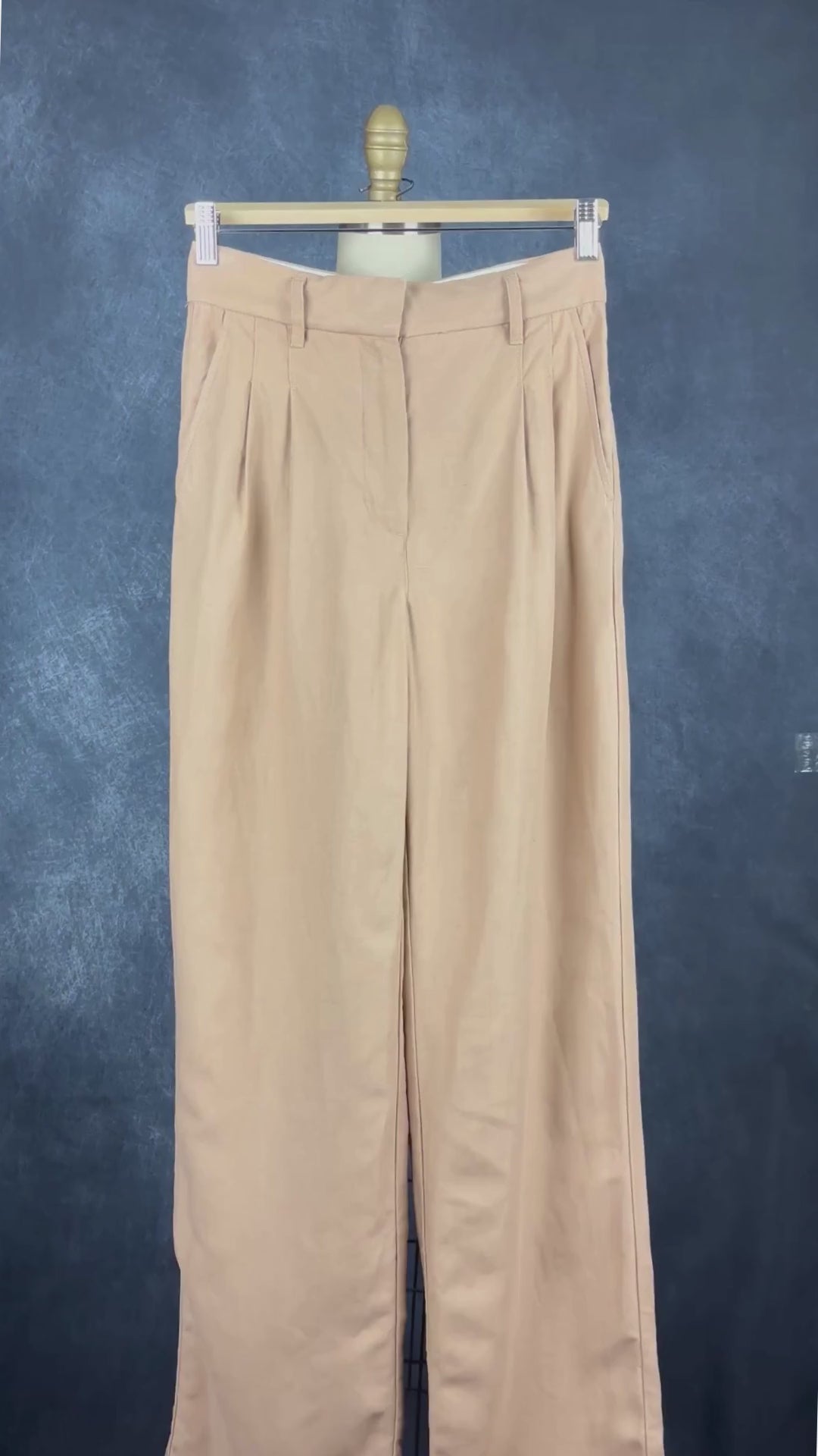 Pantalon à plis à jambe large beige tan en mélange de Lyocell et de lin, Wilfred, taille 2. Vue de la vidéo qui présente tous les détails du pantalon.