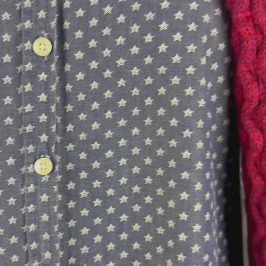 Chemisier chambray à motifs étoilés Mademoiselle Saint James, taille 8 (s/m). Vue de la vidéo qui présente tous les détails du chemisier.