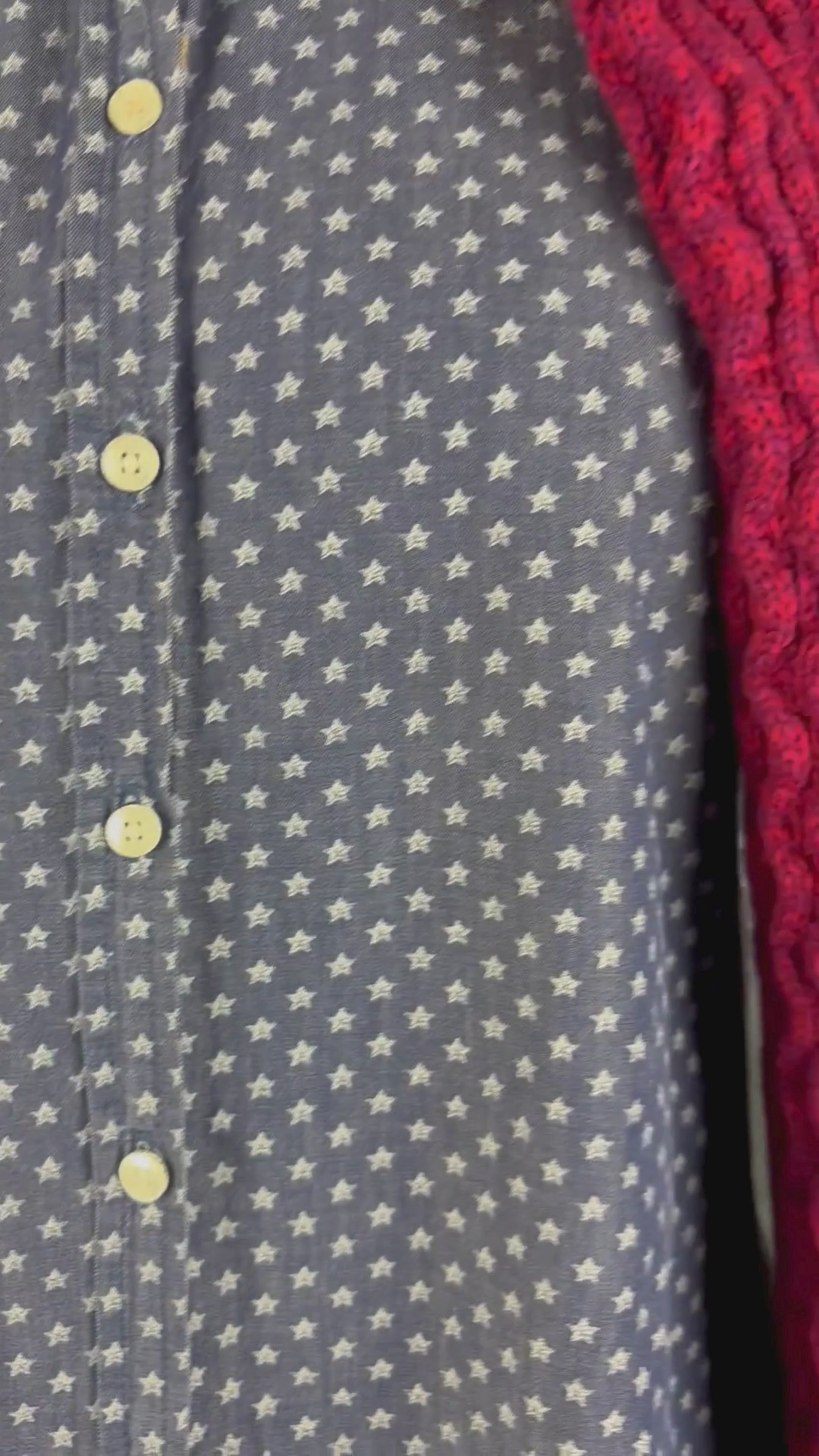 Chemisier chambray à motifs étoilés Mademoiselle Saint James, taille 8 (s/m). Vue de la vidéo qui présente tous les détails du chemisier.