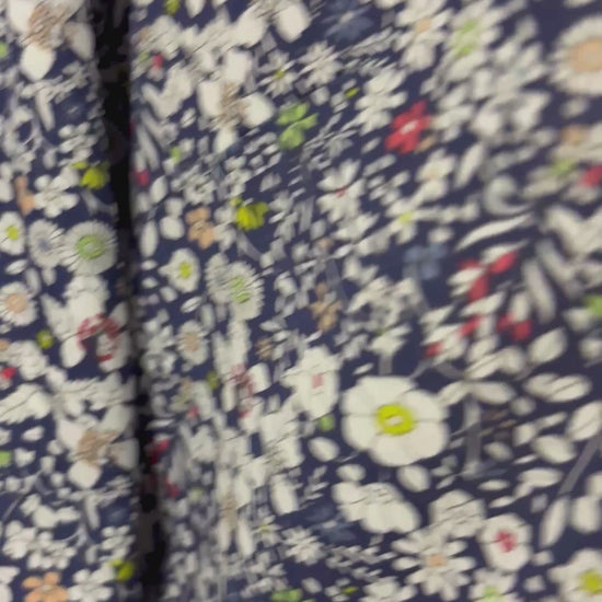 Blouse en doux coton Liberty Art Fabrics à motifs floraux, taille xl. Vue de la vidéo qui présente tous les détails de la blouse.