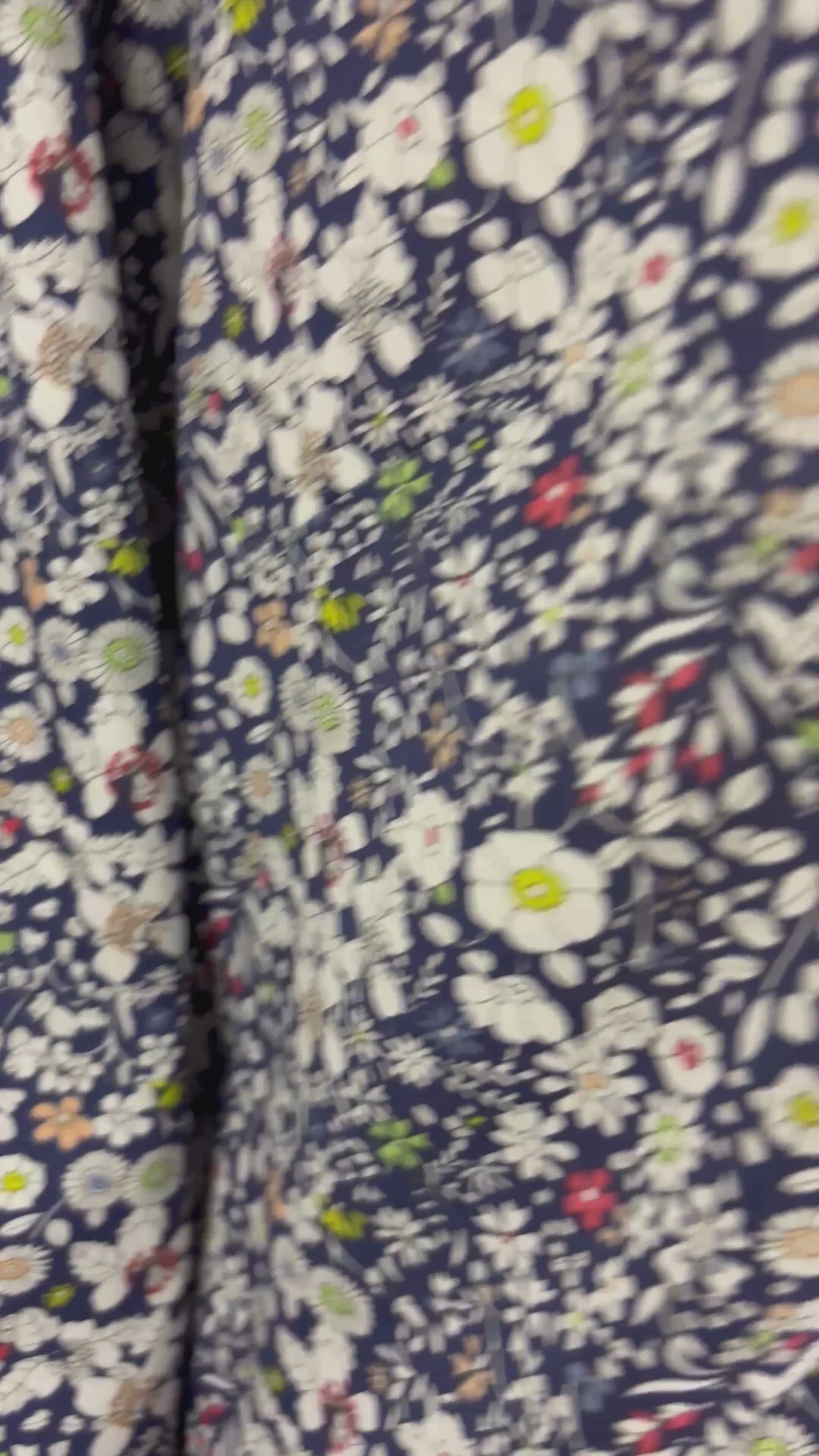 Blouse en doux coton Liberty Art Fabrics à motifs floraux, taille xl. Vue de la vidéo qui présente tous les détails de la blouse.