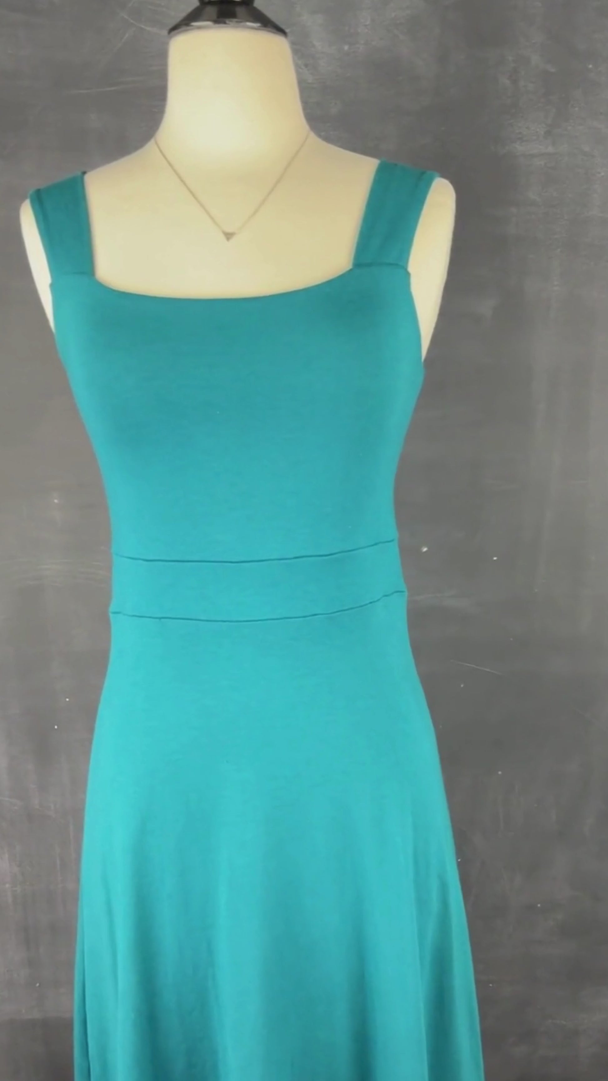 Robe turquoise foncé Cherry Bobin, taille xs. Vue de la vidéo qui présente tous les détails de la robe.