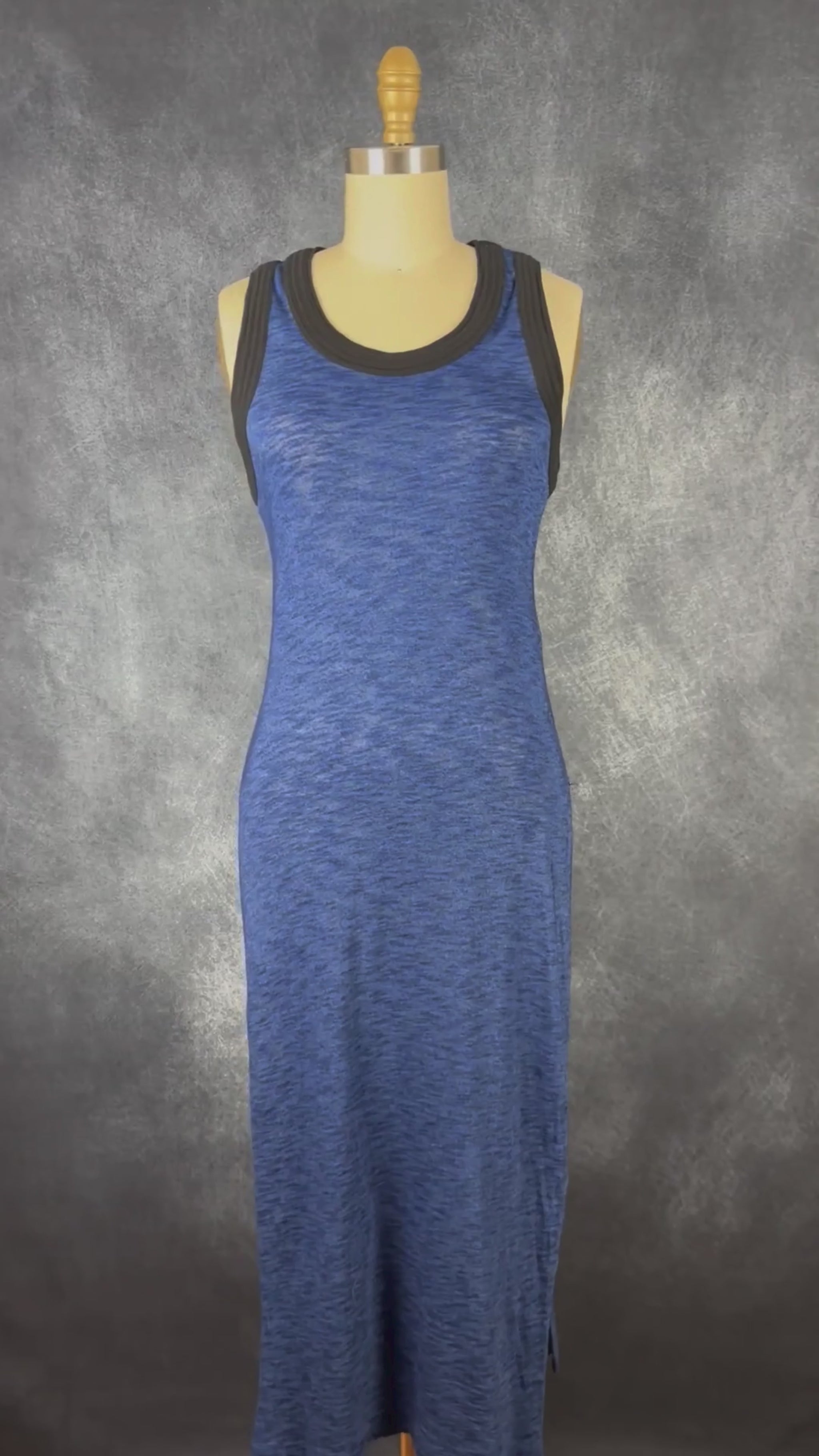 Robe longue de plage bleue Diesel, taille xs. Vue de la vidéo qui présente tous les détails de la robe.