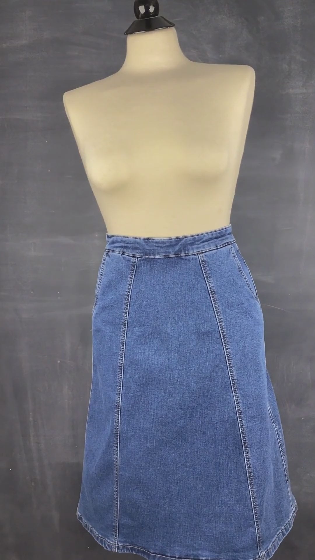 Jupe seconde main en jeans ligne A. Marque Icône par Simons, taille small. Vue de la vidéo qui présente tous les angles de la jupe.