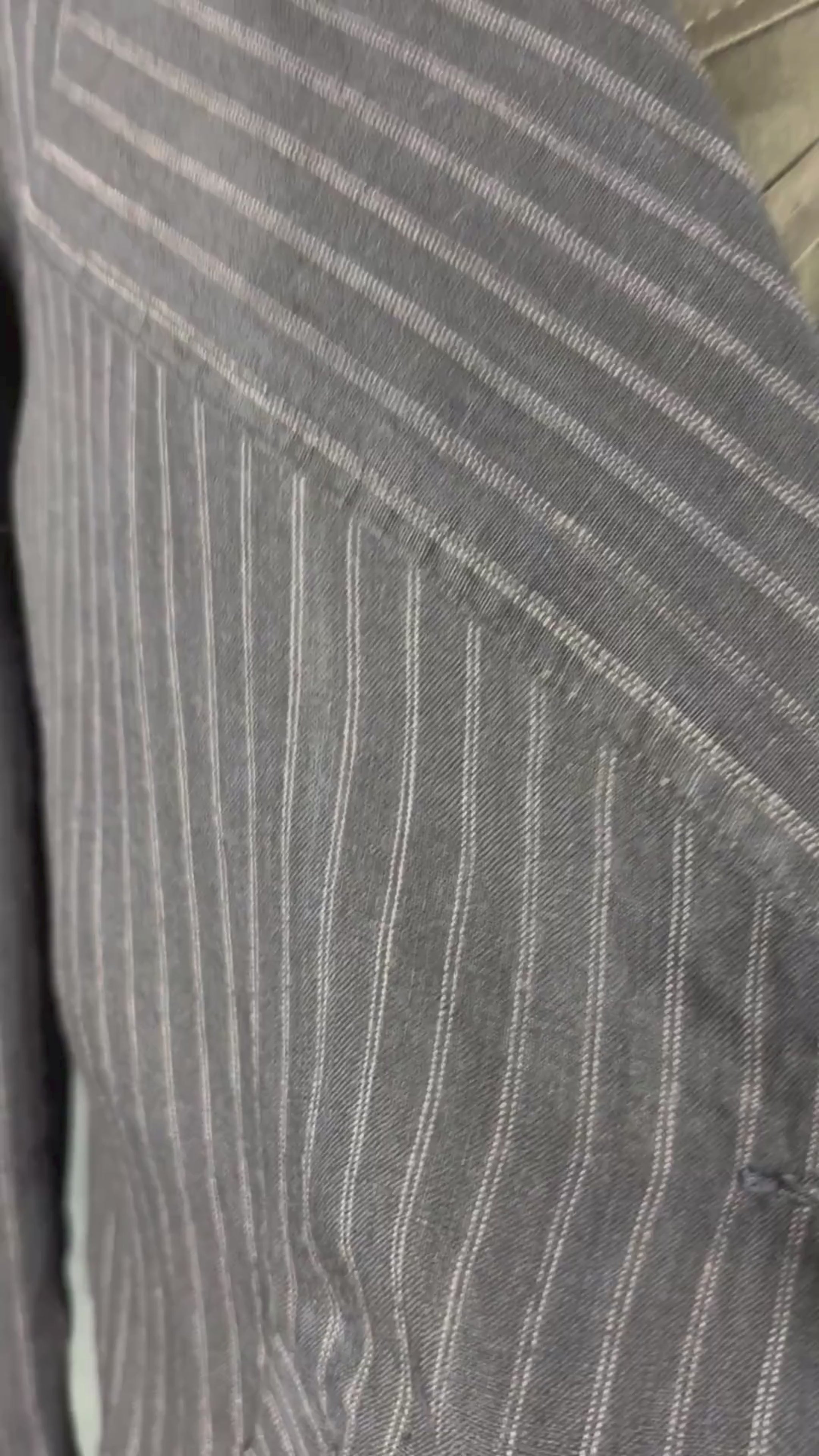 Blazer en lin à rayures Tristan & Iseut, medium.  Vue de la vidéo qui présente tous les détails de la veste.