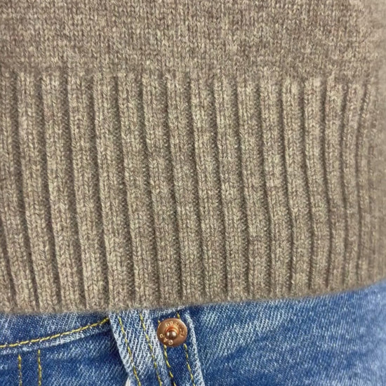 Cardigan taupe à manches courtes en laine Cos, taille xs. Vue de la vidéo qui présente tous les détails du cardigan.