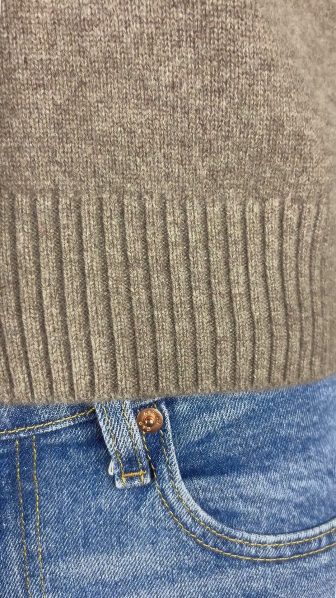 Cardigan taupe à manches courtes en laine Cos, taille xs. Vue de la vidéo qui présente tous les détails du cardigan.