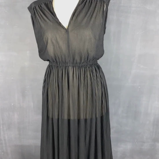 Robe plissée noire vintage, taille xs/s. Vue de la vidéo qui présente tous les détails de la robe.