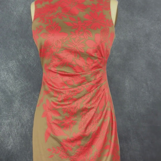 Robe plissée à la talle à jolis motifs floraux corail sur fond beige foncé Jones New York, taille 4. Vue de la vidéo qui présente tous les détails de la robe.