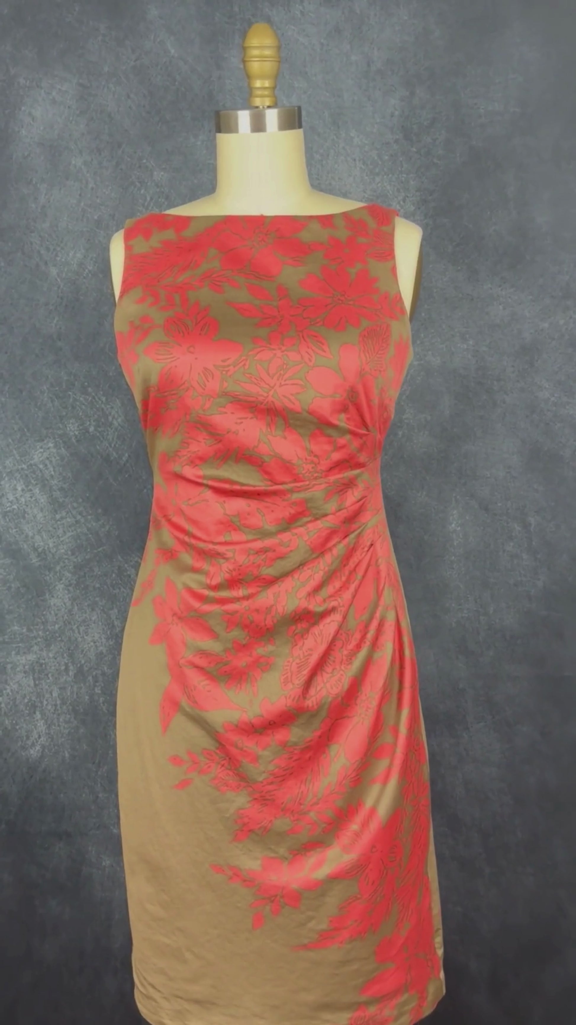 Robe plissée à la talle à jolis motifs floraux corail sur fond beige foncé Jones New York, taille 4. Vue de la vidéo qui présente tous les détails de la robe.