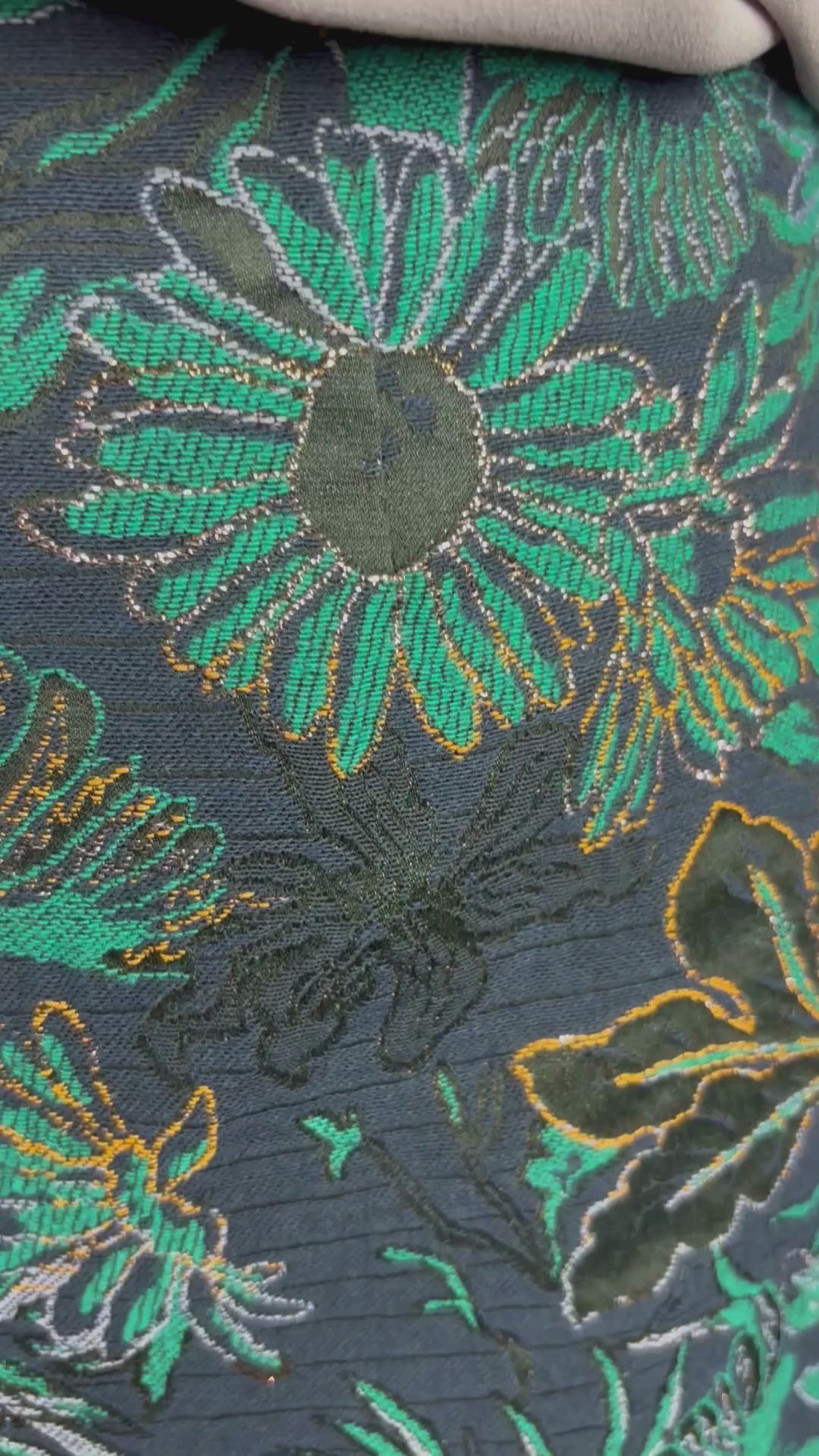 Jupe droite en jacquard floral superbe Tristan, taille 10. Vue de la vidéo qui présente tous les détails de la jupe et ses agencements.