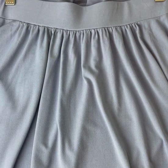 Chemisier en soie à petits motifs colorés Express Silk, taille 8 (small). Vue de la vidéo qui présente tous les détails du chemisier.