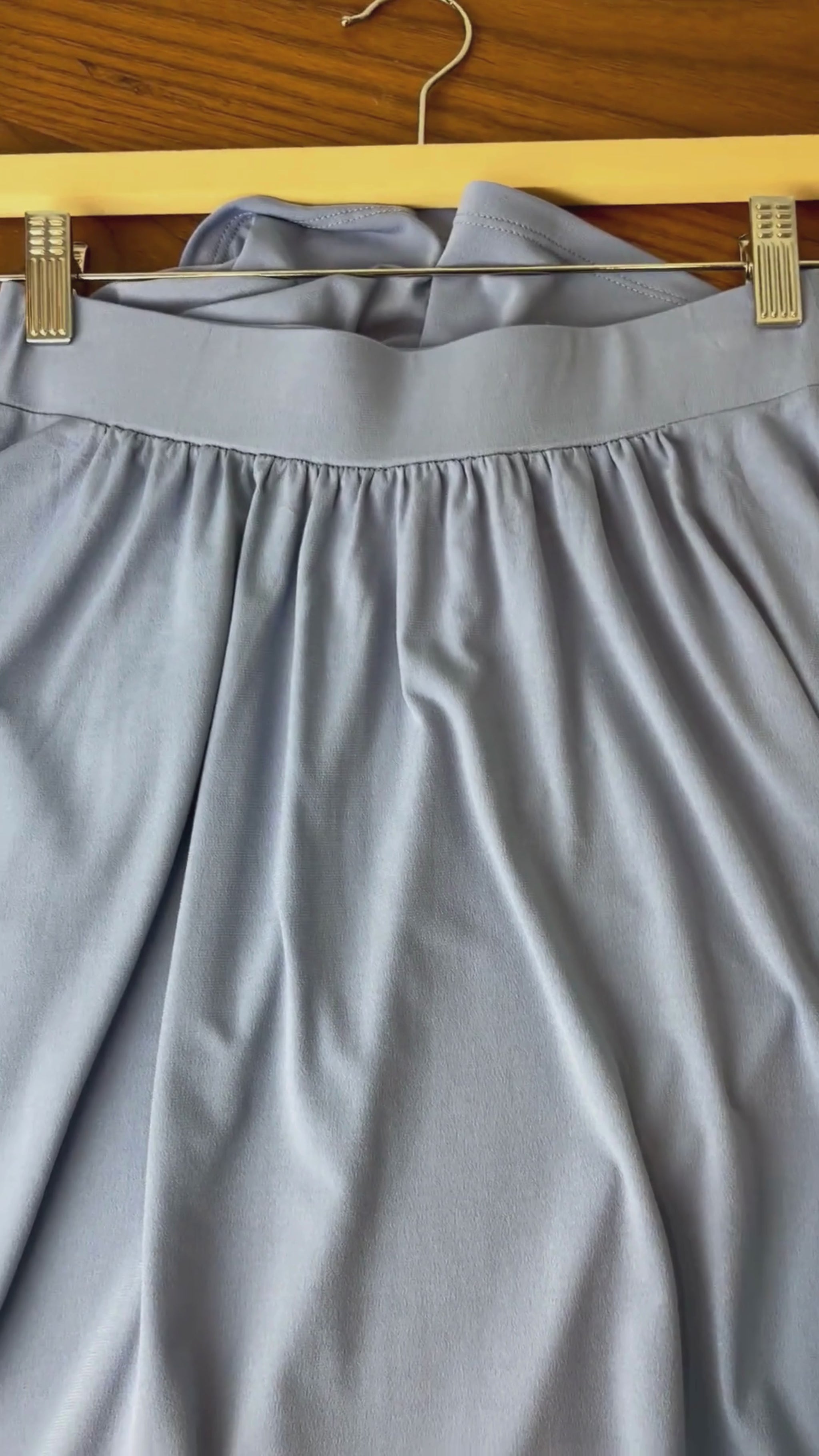 Chemisier en soie à petits motifs colorés Express Silk, taille 8 (small). Vue de la vidéo qui présente tous les détails du chemisier.