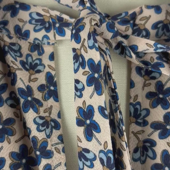 Robe fluide à fleurs bleues Gerard Darel, taille 36 qui peut convenir à small/petit medium. Vue de la vidéo qui présente tous les détails de la robe.