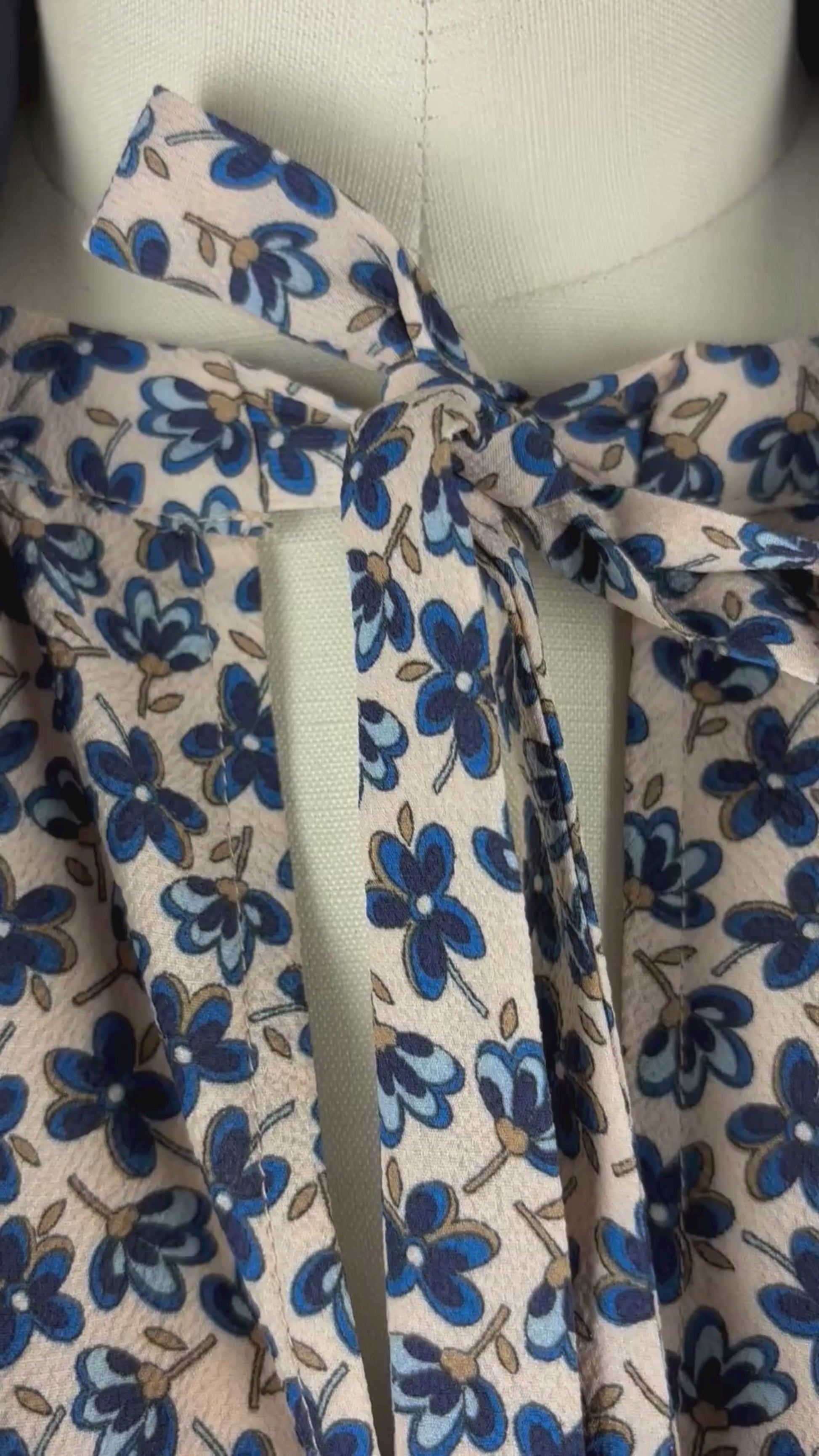Robe fluide à fleurs bleues Gerard Darel, taille 36 qui peut convenir à small/petit medium. Vue de la vidéo qui présente tous les détails de la robe.