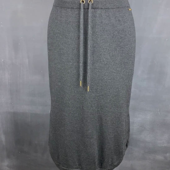 Jupe grise en tricot Part Two taille small. Vue de la vidéo qui présente tous les détails de la jupe.