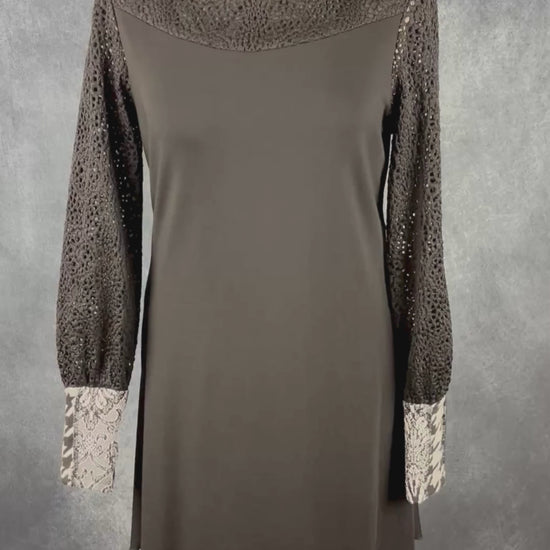 Robe noire à manches longues en dentelle Myco Anna, taille large. Vue de la vidéo qui présente tous les détails de la robe.