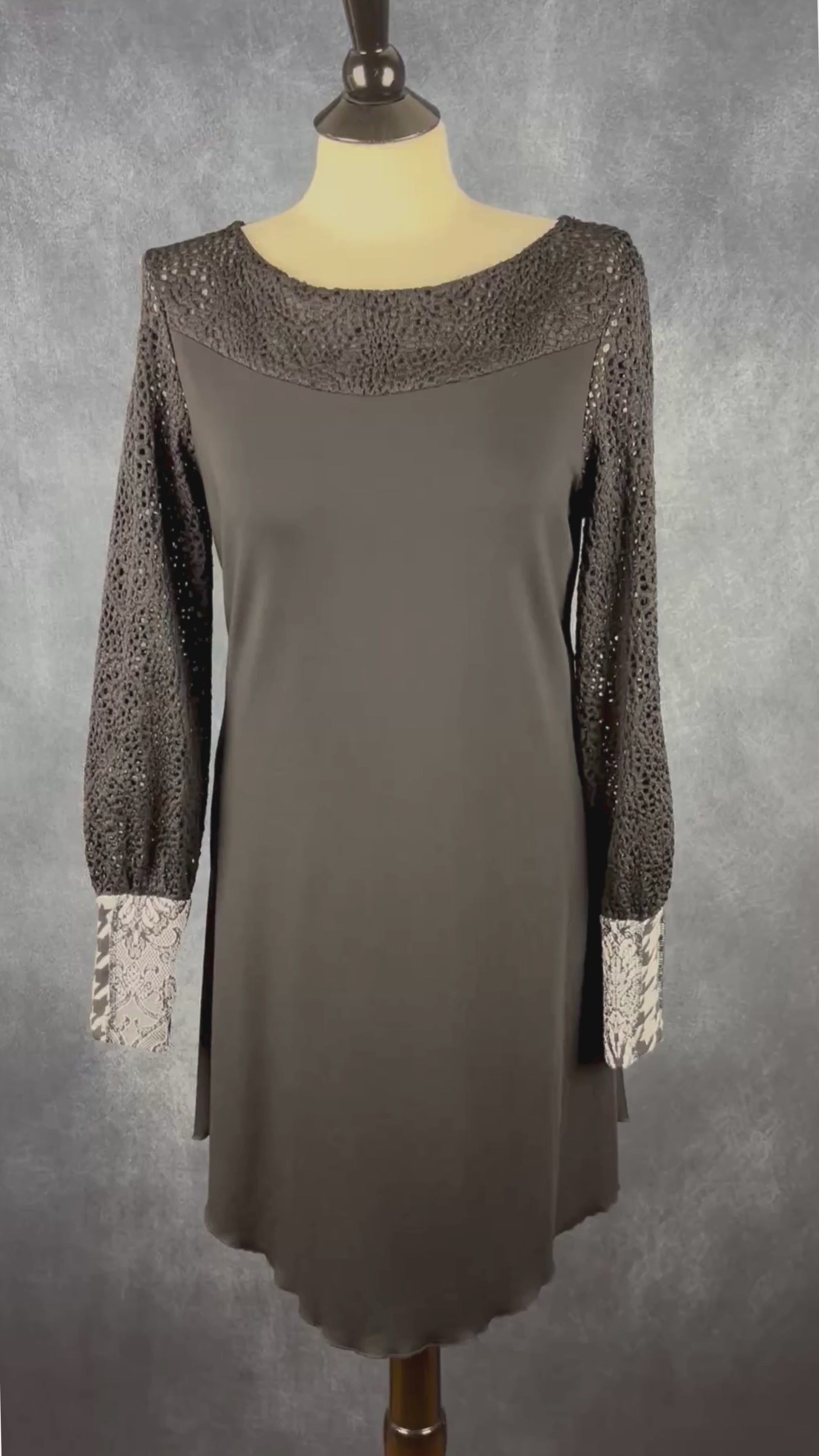 Robe noire à manches longues en dentelle Myco Anna, taille large. Vue de la vidéo qui présente tous les détails de la robe.