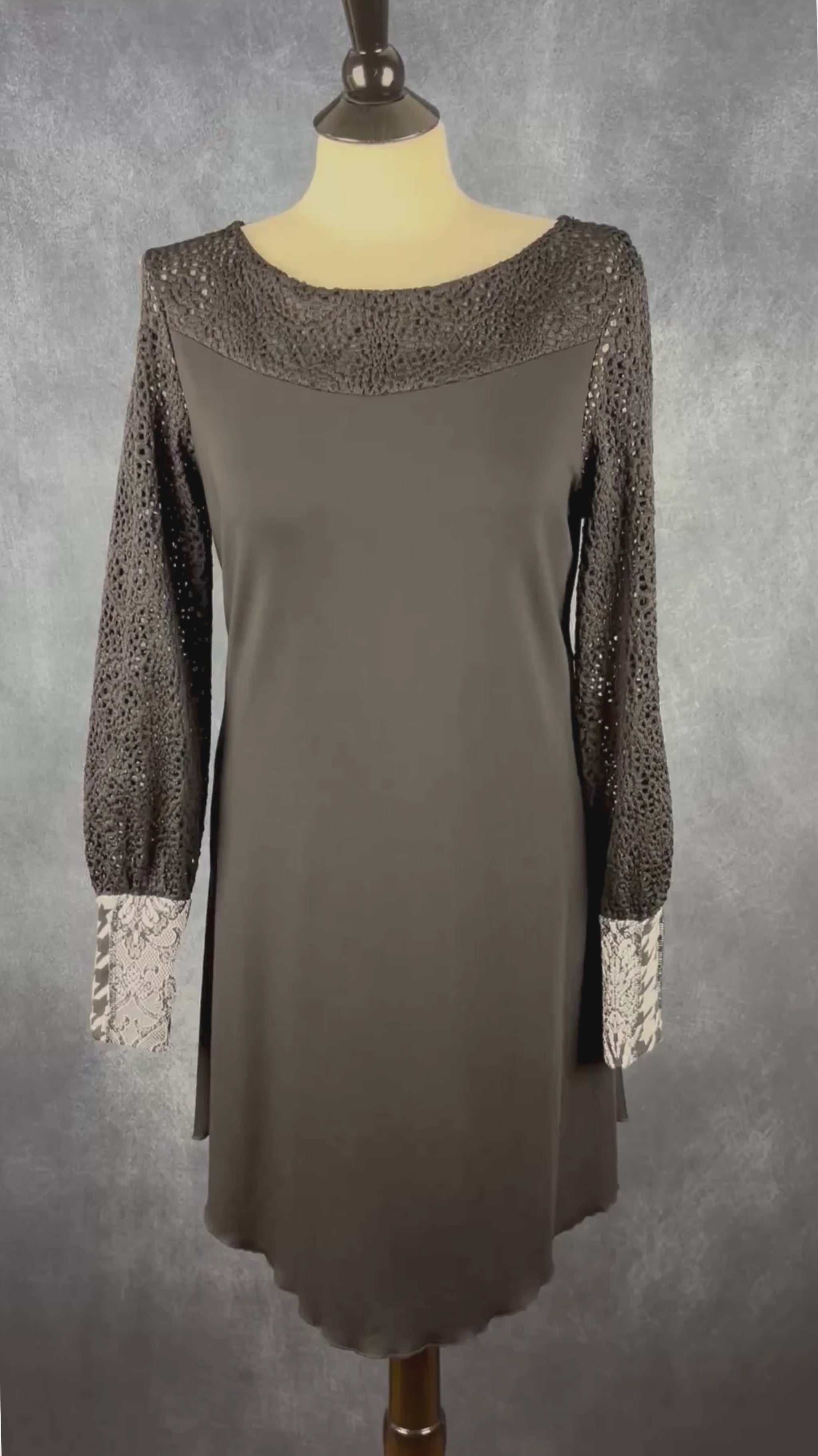 Robe noire à manches longues en dentelle Myco Anna, taille large. Vue de la vidéo qui présente tous les détails de la robe.