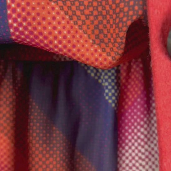 Robe colorée cintrée fluide Banana Republic, taille 12. Vue de la vidéo qui présente tous les détails de la robe.