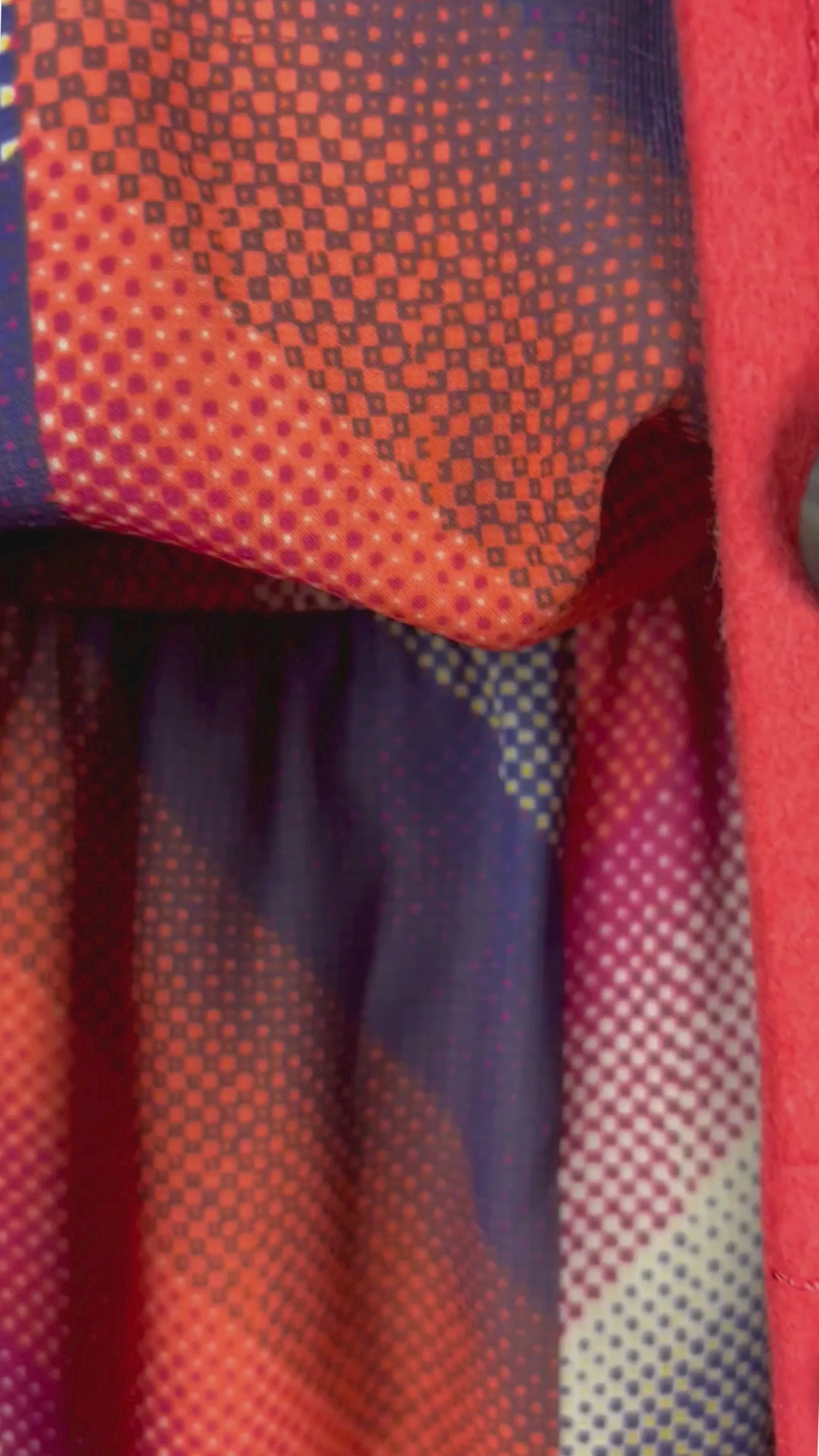 Robe colorée cintrée fluide Banana Republic, taille 12. Vue de la vidéo qui présente tous les détails de la robe.