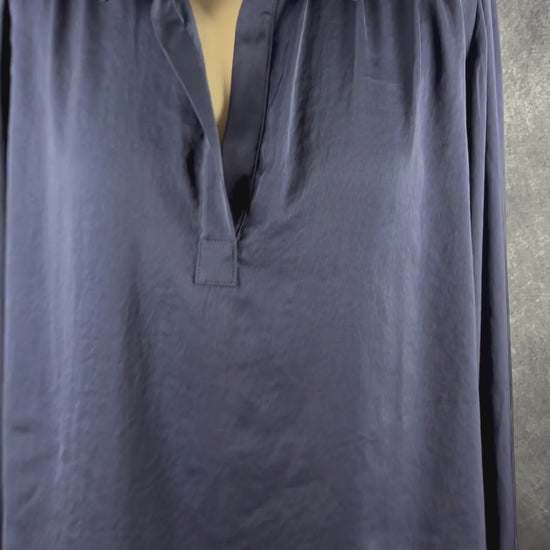 Blouse légère et fluide marine Banana Republic, taille xl. Vue de la vidéo qui présente tous les détails de la blouse.