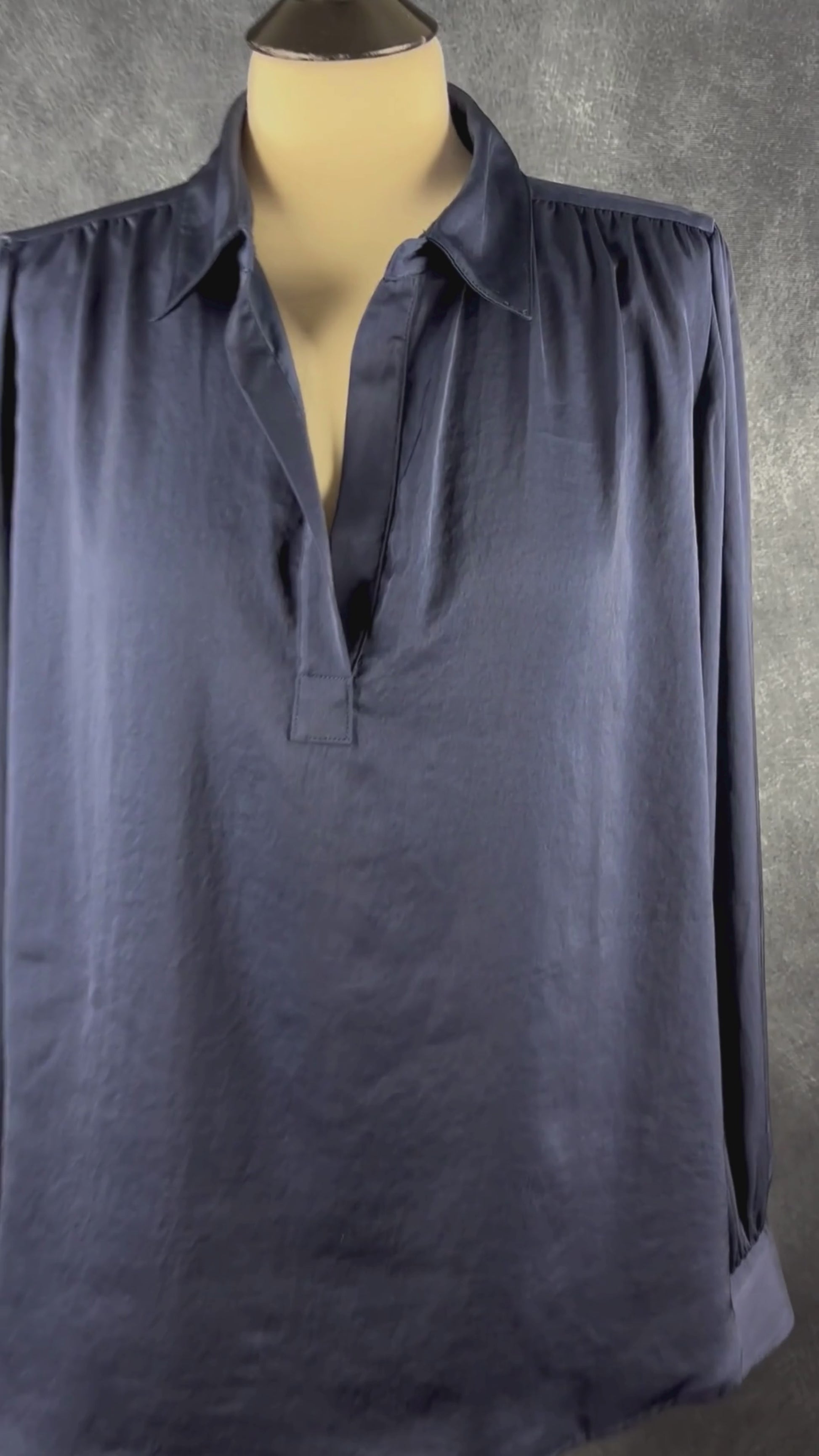 Blouse légère et fluide marine Banana Republic, taille xl. Vue de la vidéo qui présente tous les détails de la blouse.