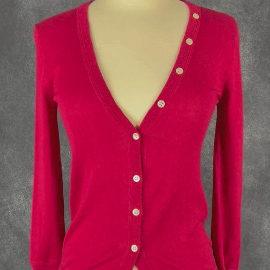 Cardigan rose framboise en soie et cachemire, Holt Renfrew, taille xs. Vue de la vidéo qui présente tous les détails du cardigan.