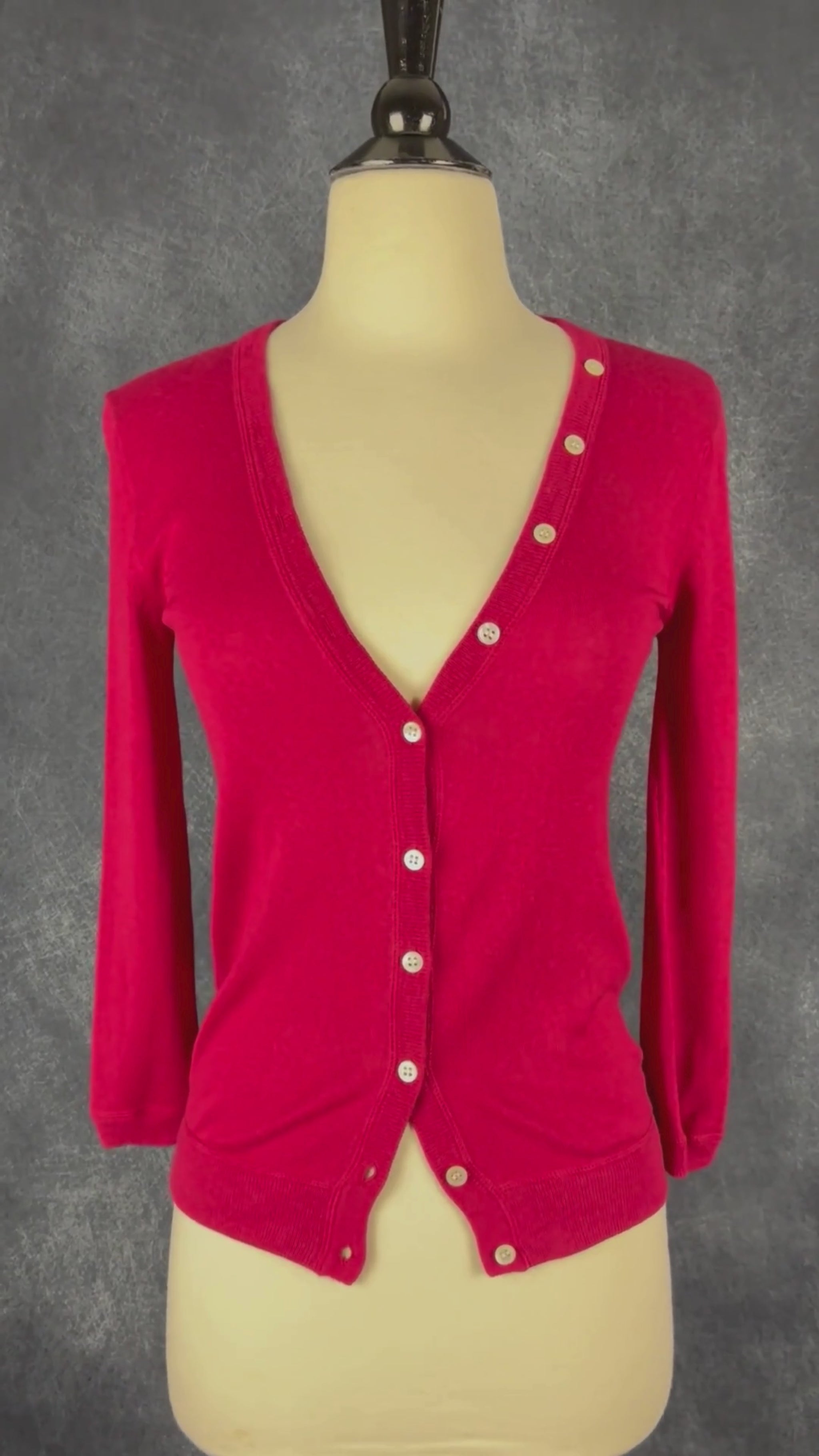 Cardigan rose framboise en soie et cachemire, Holt Renfrew, taille xs. Vue de la vidéo qui présente tous les détails du cardigan.