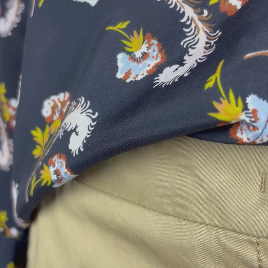 Chemisier fluide floral automnal Banana Republic, taille small (petite). Vue de la vidéo qui présente tous les détails du chemisier.
