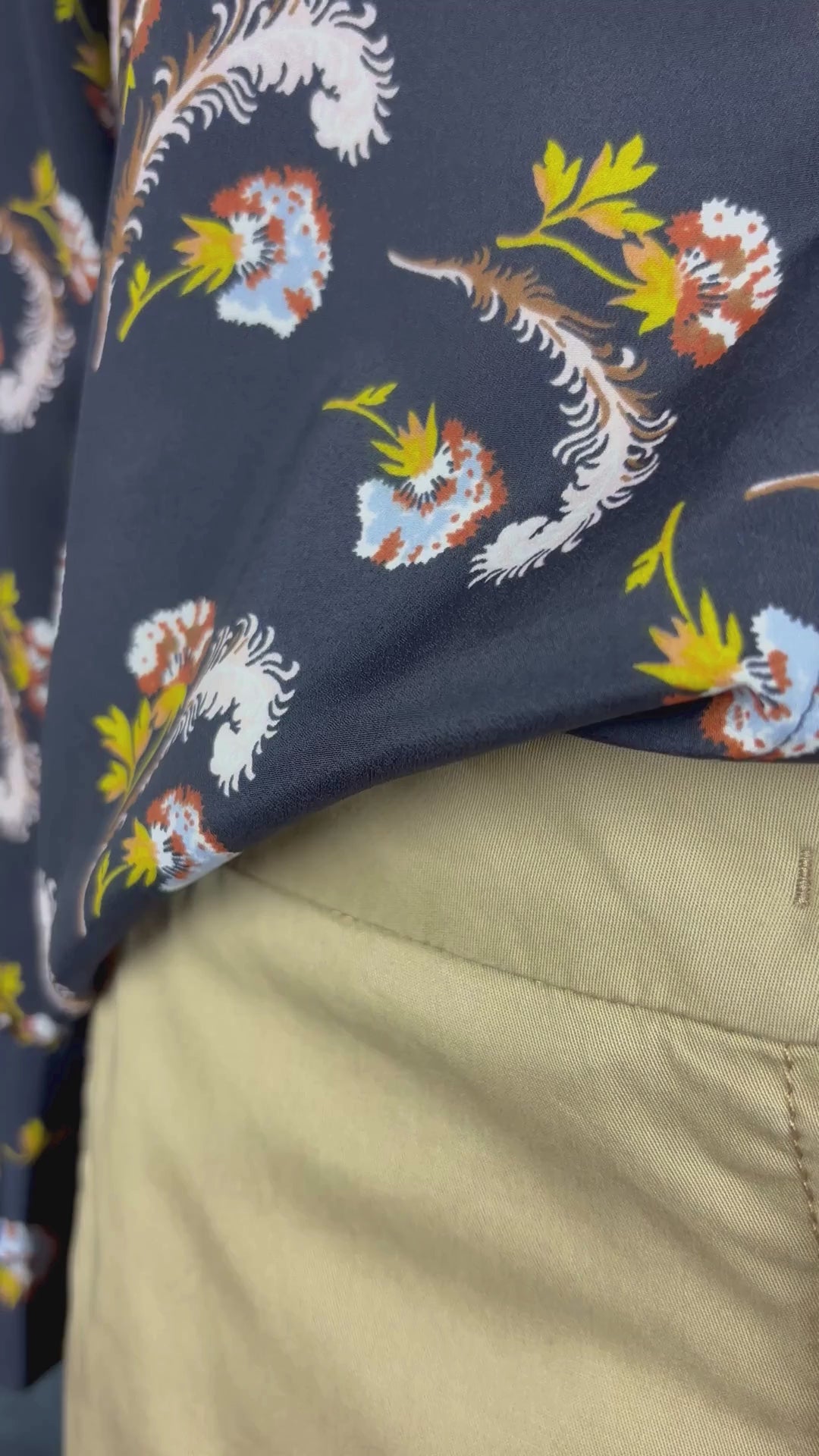Chemisier fluide floral automnal Banana Republic, taille small (petite). Vue de la vidéo qui présente tous les détails du chemisier.