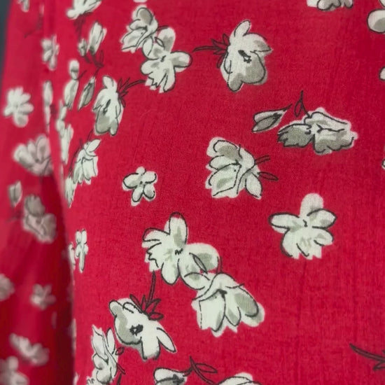 Chemiseier fin en coton rouge à motifs floraux Banana Republic, taille small. Vue de la vidéo qui présente tous les détails du chemisier.