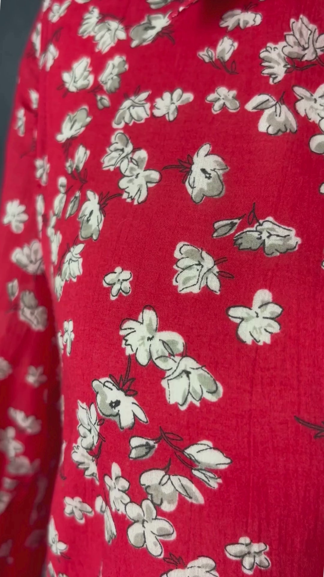 Chemiseier fin en coton rouge à motifs floraux Banana Republic, taille small. Vue de la vidéo qui présente tous les détails du chemisier.