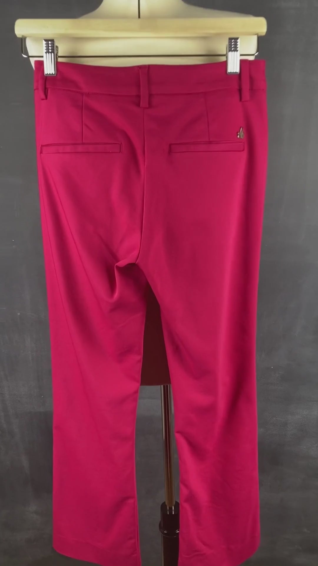Pantalon écourté rose cerise Mos Mosh, taille 34 (européen - 25-xs). Vue de la vidéo qui présente tous les détails du pantalon.