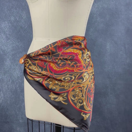 Foulard coloré en viscose et soie carré. Vue de la vidéo qui présente tous les détails de la robe.