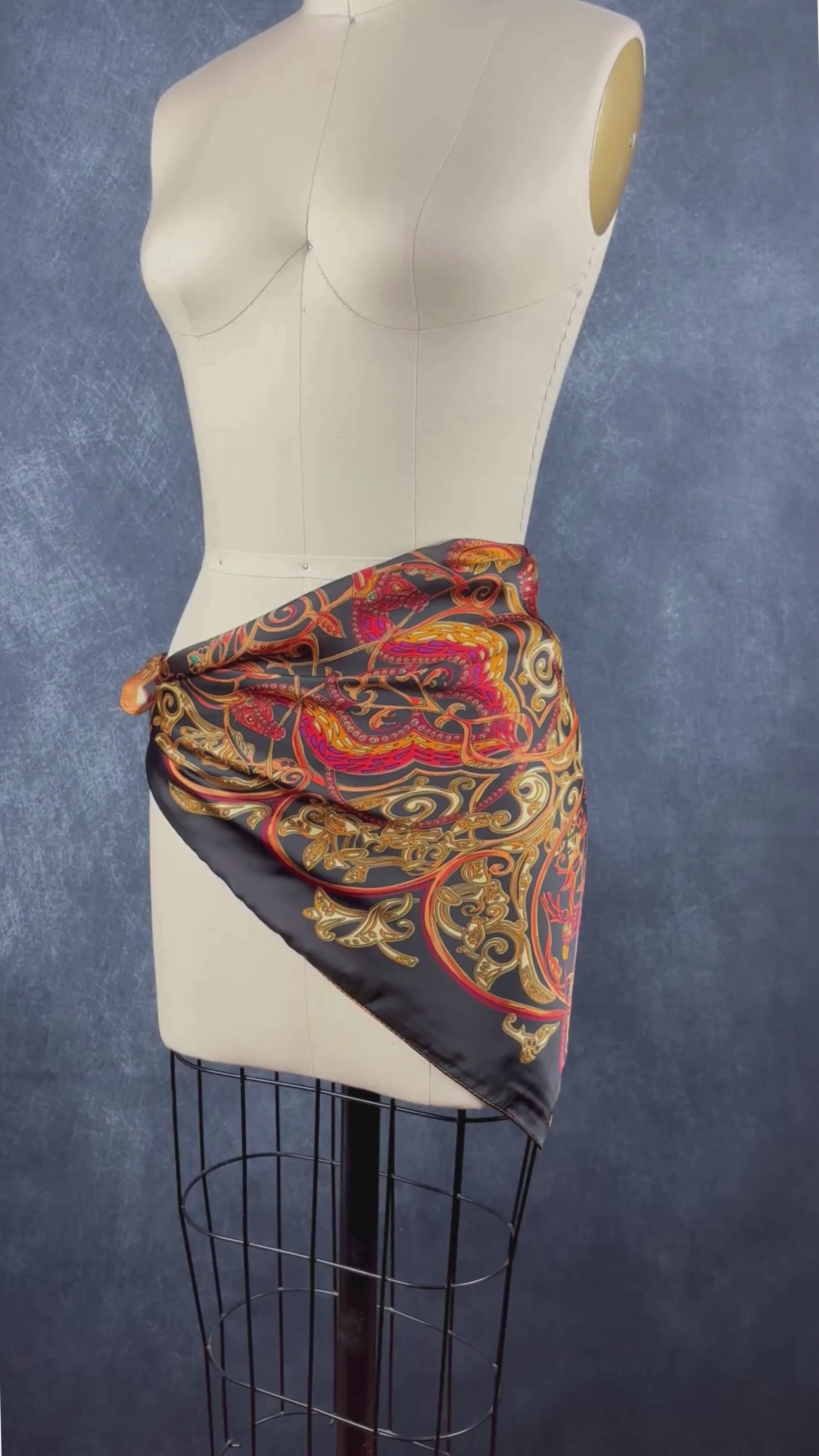 Foulard coloré en viscose et soie carré. Vue de la vidéo qui présente tous les détails de la robe.