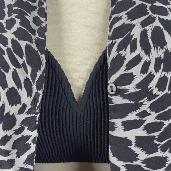 Blouse longue en soie à motifs crème et noir, Gerard Darel, taille 8 (s/m). Vue de la vidéo qui présente tous les détails de la blouse.