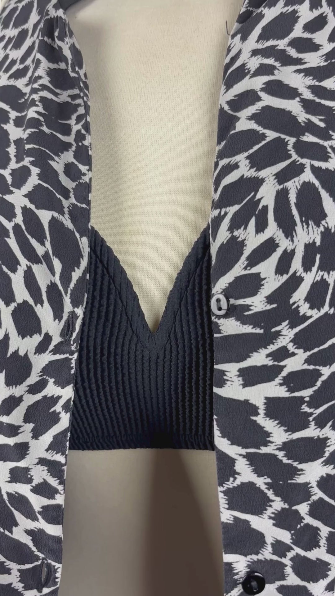Blouse longue en soie à motifs crème et noir, Gerard Darel, taille 8 (s/m). Vue de la vidéo qui présente tous les détails de la blouse.