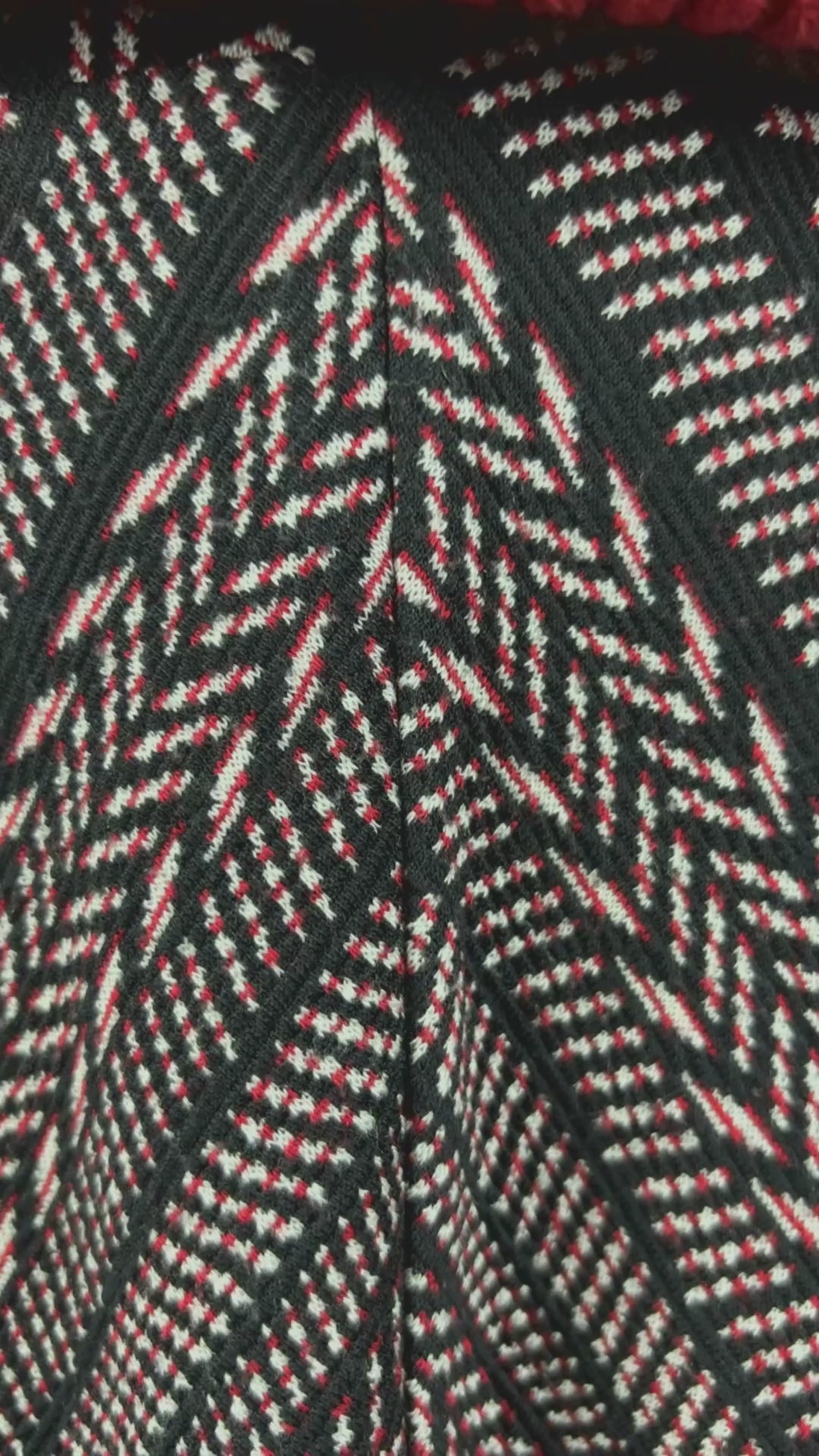 Robe tournoyante à motifs colorés BCBG MAXAZRIA, taille large (m/l). Vue de la vidéo qui présente tous les détails de la robe.