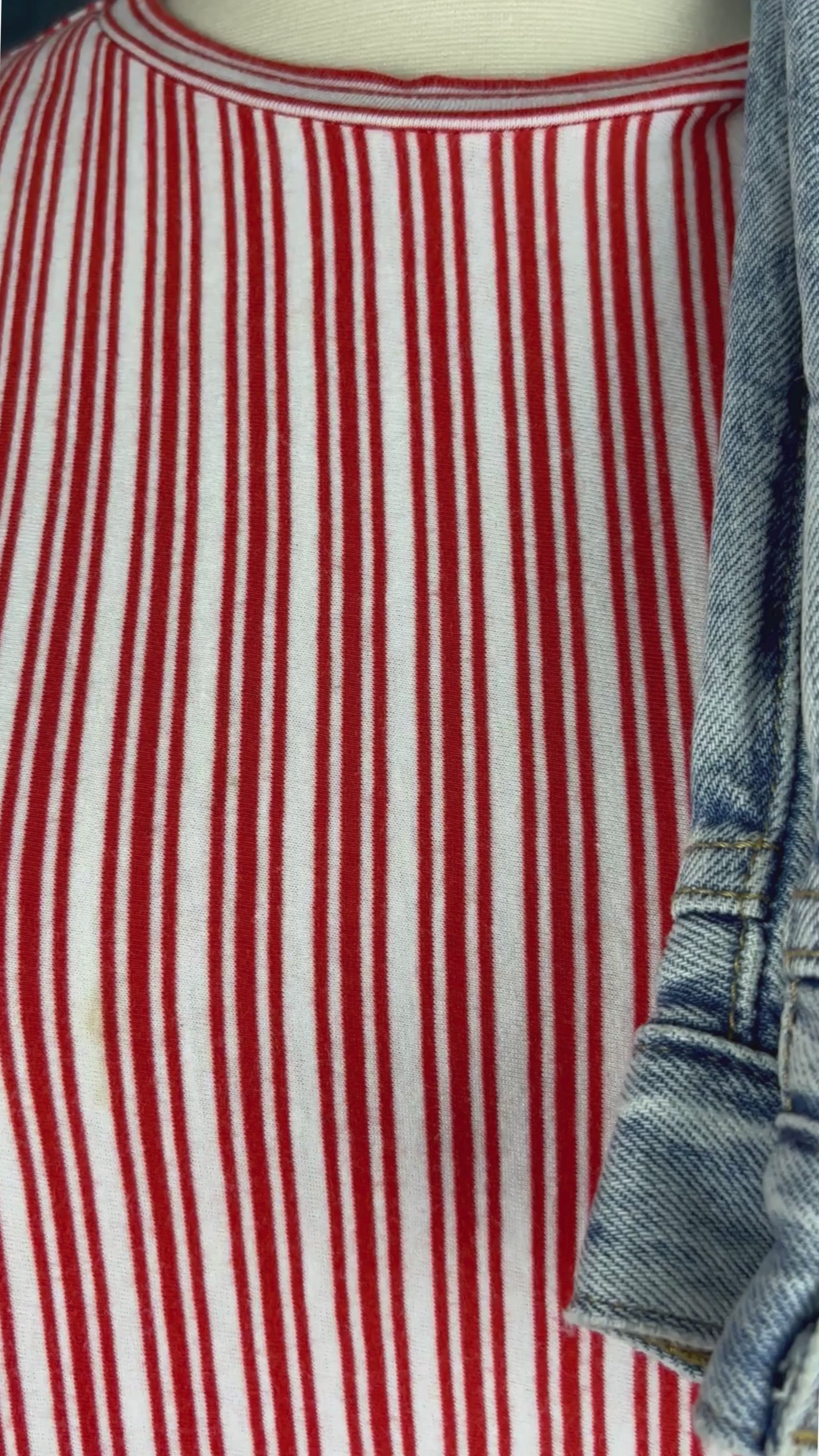 Camisole à rayures en jersey de coton avec ourlet ajustable, Tristan, taille small. Vue de la vidéo qui présente tous les détails de la camisole.